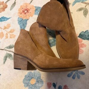 Dolce Vita Women's Tan Suede Ankle Boots